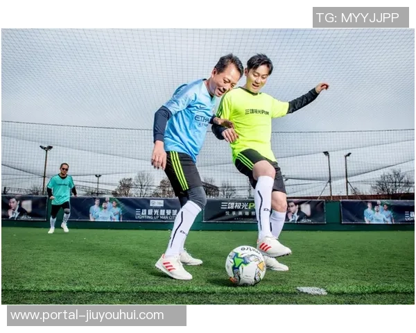 足球袜正太微博分享独特穿搭风格引发热议时尚潮流新趋势解析